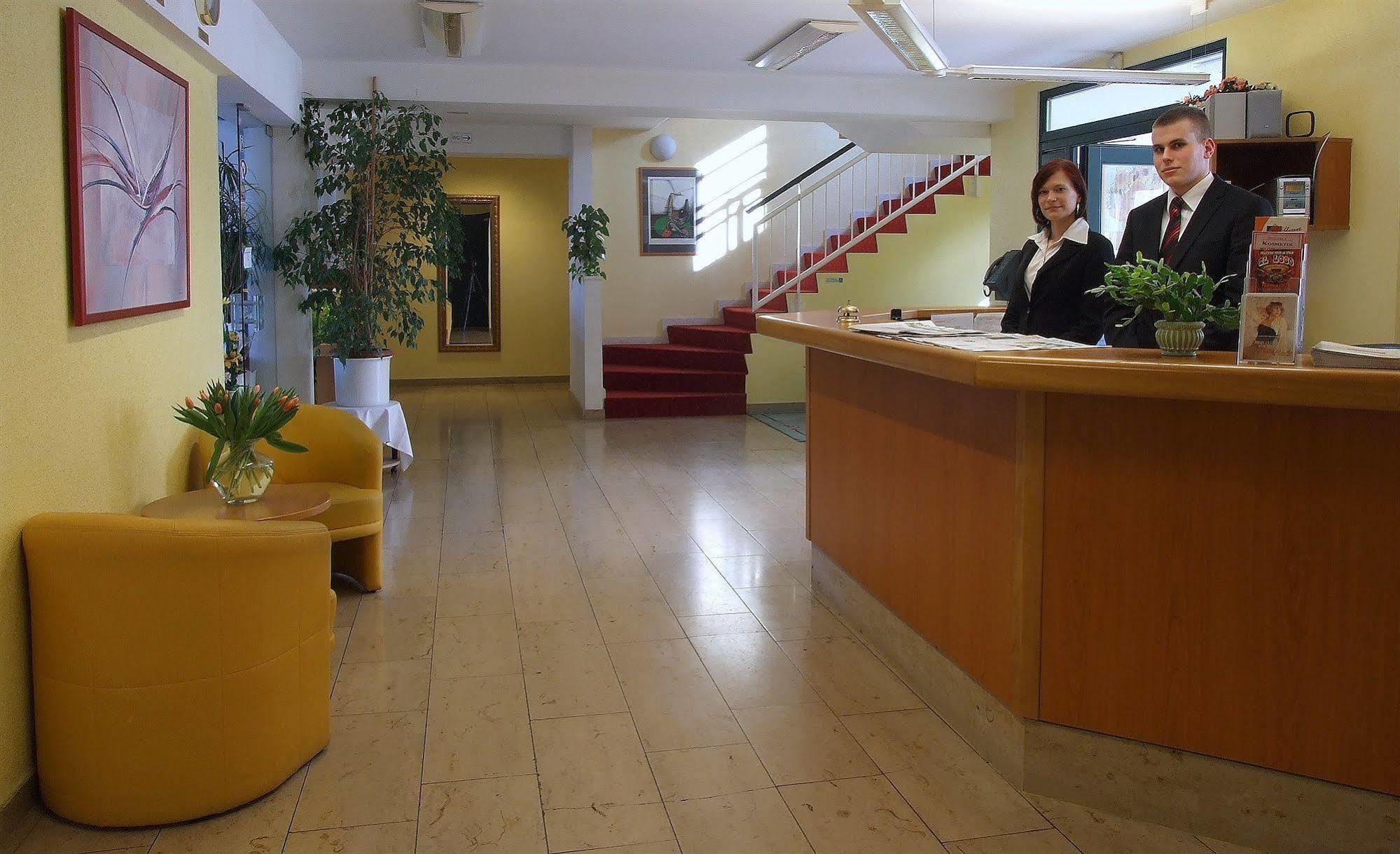 Hotel Kubrat An Der Spree Берлін Екстер'єр фото